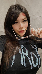 lola_spit